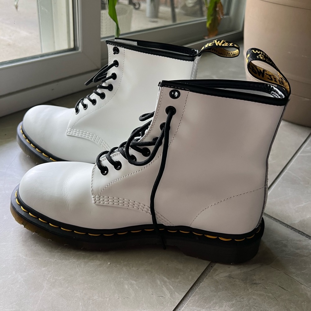 🤍 WHITE DR. MARTENS 🤍 OPEN TO OFFERS